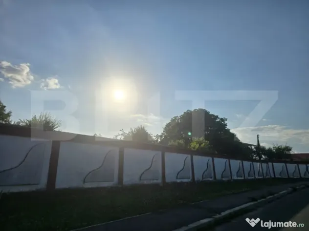 Teren intravilan de 1.700 mp, împrejmuit și parcelabil, î