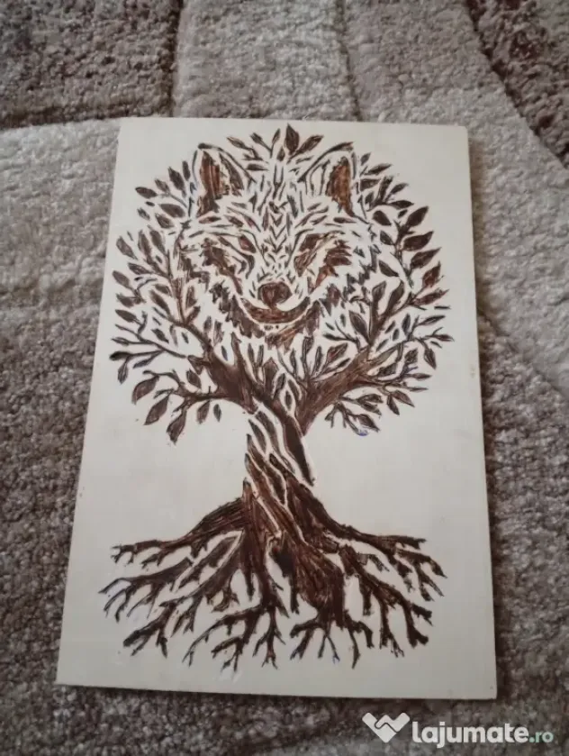 Tablou Lemn Pirogravat Manual - Lupul și Copacul Vieții (Handmade
