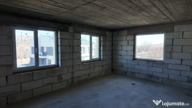 Casă individuală pe 1000 mp teren la preț de duplex: Str
