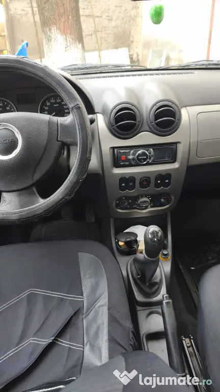 Vând Dacia Logan