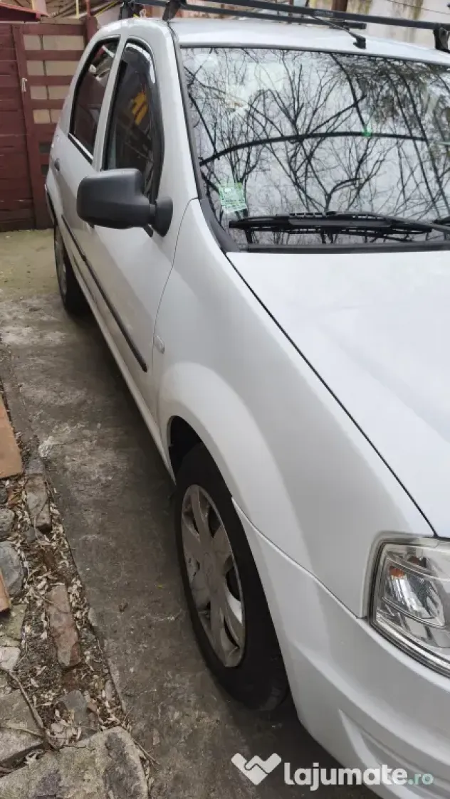 Vând Dacia Logan