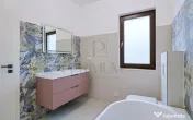 Sacalaz- dormitor la parter- despartit prin garaj- bucatarie 