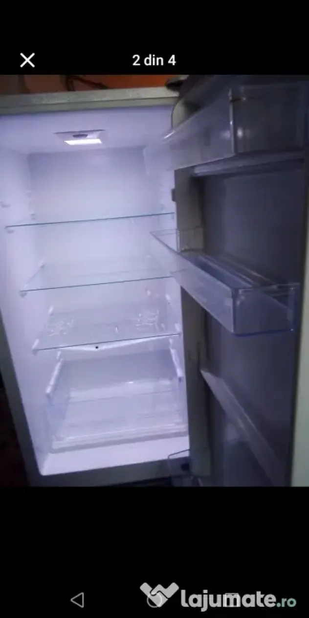 Vând frigider cu congelator marca Heinner