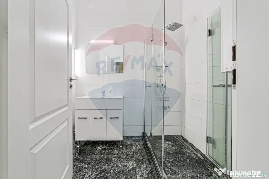 Apartament cu 3 camere pretebil pentru cabinet sau rezide...
