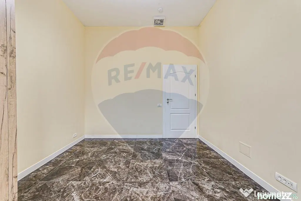 Apartament cu 3 camere pretebil pentru cabinet sau rezide...