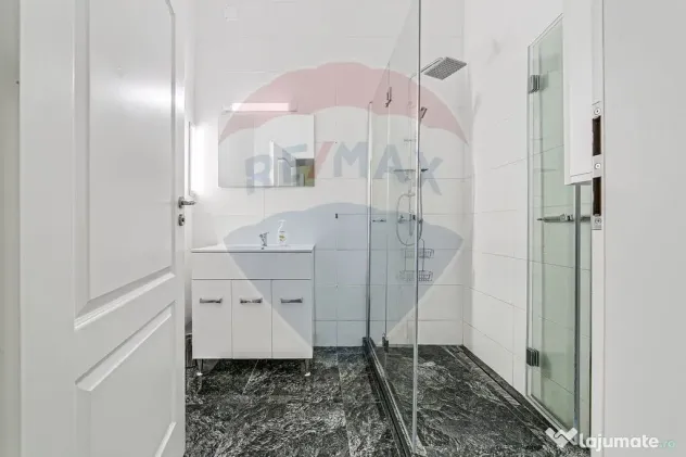 Apartament cu 3 camere pretebil pentru cabinet sau rezide...