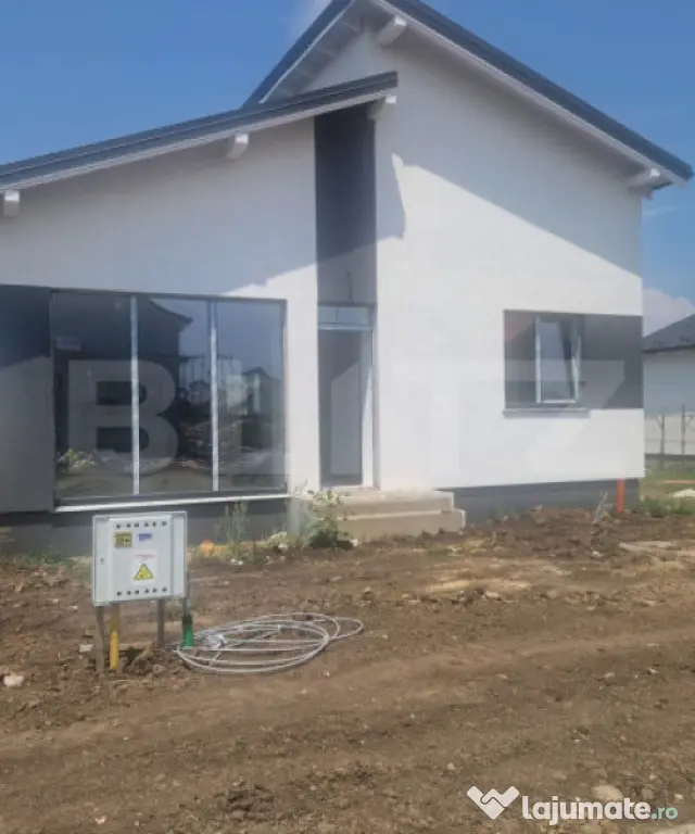 Casa cu toate utilitatiile 4 camere, 2bai ,470 m teren Sanpe