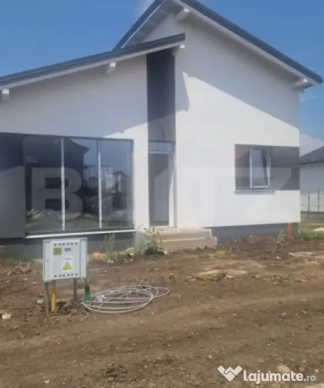 Casa cu toate utilitatiile 4 camere, 2bai ,470 m teren Sanpe