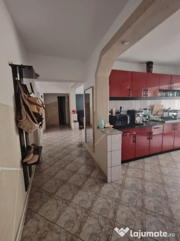Apartament spațios cu 4 camere, decomandat, 90 mp utili, î