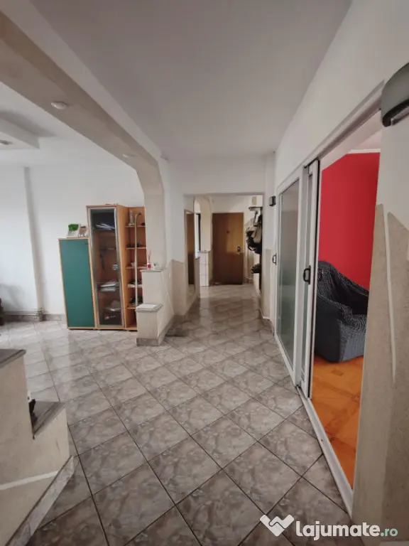 Apartament spațios cu 4 camere, decomandat, 90 mp utili, î