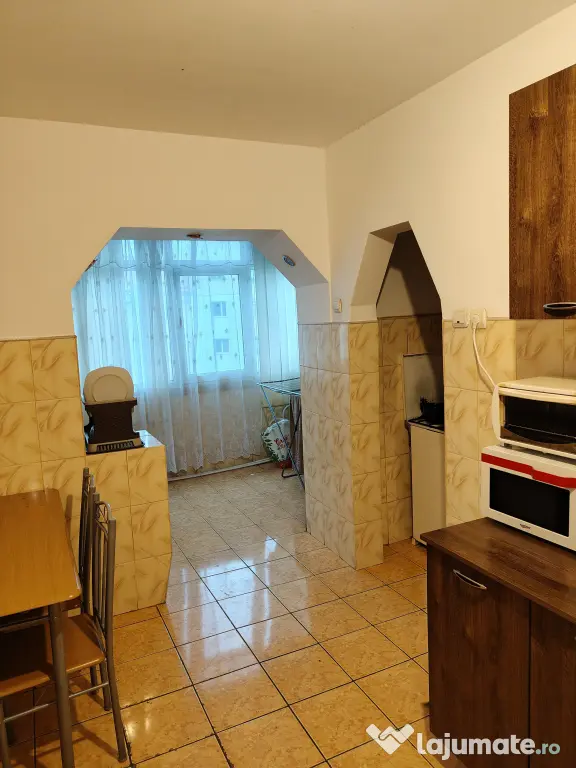 Apartament 4 camere-etaj 3-88000 euro-Piata Mare Botosani-ultracentral