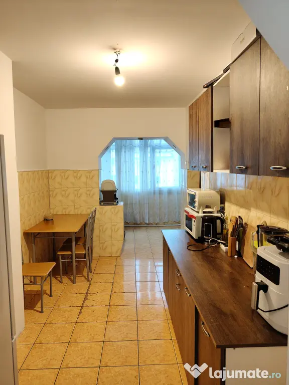 Apartament 4 camere-etaj 3-88000 euro-Piata Mare Botosani-ultracentral