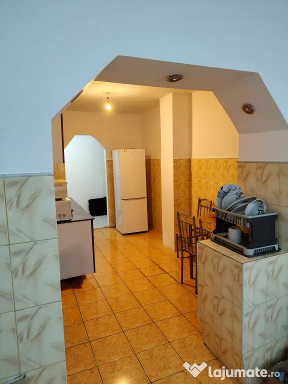Apartament 4 camere-etaj 3-88000 euro-Piata Mare Botosani-ultracentral