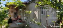 Casă cu 3 camere de vânzare, 80 mp, teren 2.323 mp, zona I