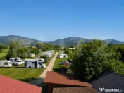Proprietate cu camping autorizat, piscină și casă 