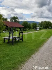 Proprietate cu camping autorizat, piscină și casă 