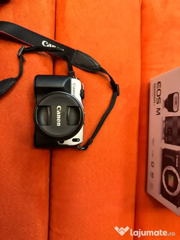 Canon EOS M100 mirrorless