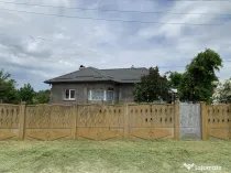 Vând 2 case și teren 1.500 mp Preț negociabil