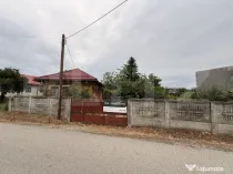 Teren IV 1.308 mp, cu casă veche și grajd, dublă deschide