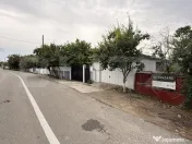 Teren IV 1.308 mp, cu casă veche și grajd, dublă deschide
