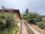 Teren IV 1.308 mp, cu casă veche și grajd, dublă deschide