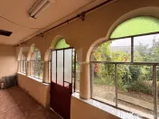 Teren IV 1.308 mp, cu casă veche și grajd, dublă deschide