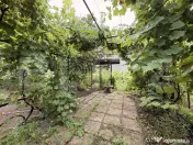 Teren IV 1.308 mp, cu casă veche și grajd, dublă deschide
