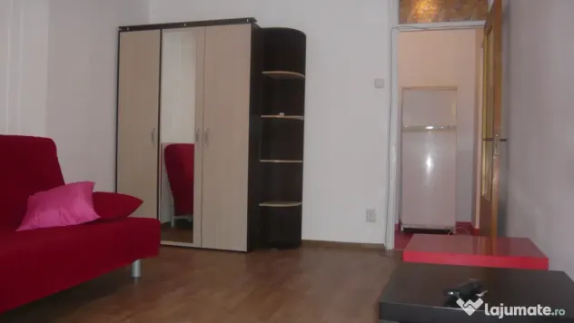 Inchiriere pe termen lung garsoniera renovata in cart. Tineretului