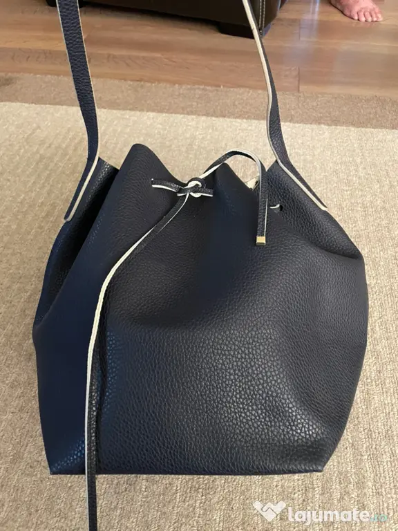 Geantă tip sac (Bucket Bag) bleumarin.