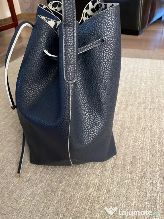 Geantă tip sac (Bucket Bag) bleumarin.