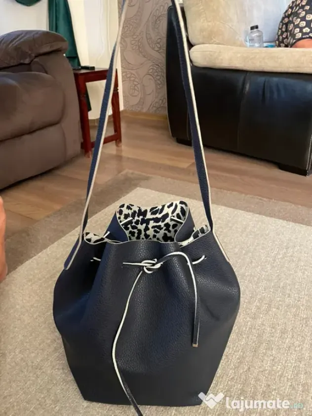 Geantă tip sac (Bucket Bag) bleumarin.