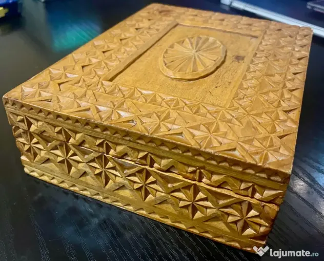 Casetă bijuterii vintage din lemn masiv sculptat manual – detalii inedite
