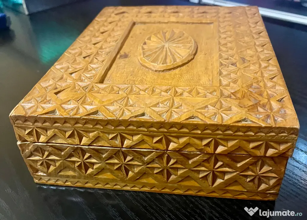 Casetă bijuterii vintage din lemn masiv sculptat manual – detalii inedite