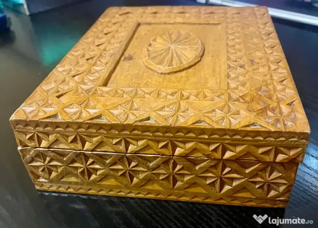 Casetă bijuterii vintage din lemn masiv sculptat manual – detalii inedite