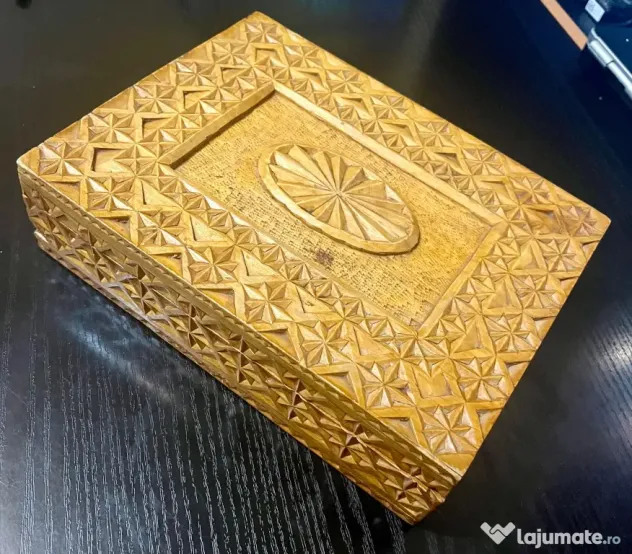 Casetă bijuterii vintage din lemn masiv sculptat manual – detalii inedite