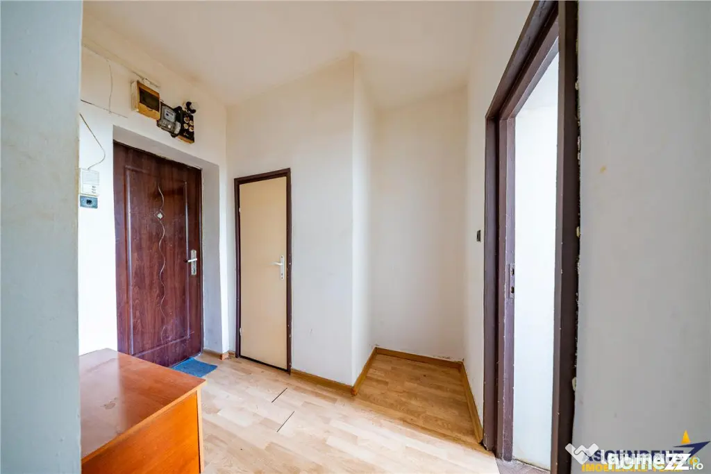 Garsoniera decomandata cu potential excelent | Simeria: Alee - Sfantu Gheorghe (Covasna)