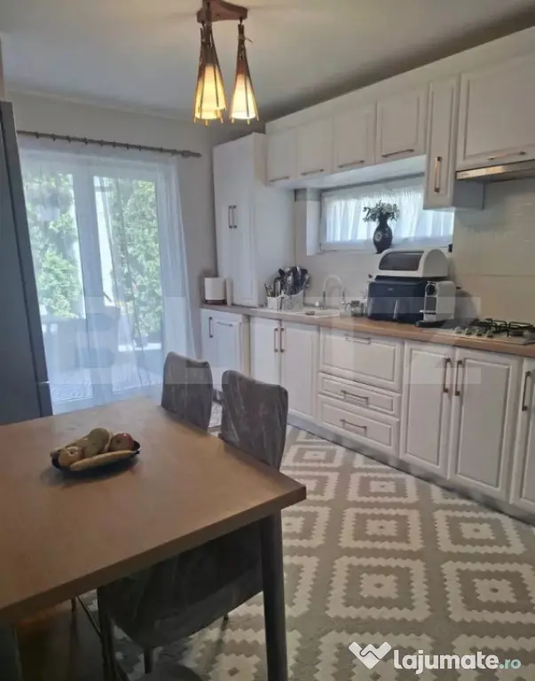Casa de vanzare, 220 mp, zona Corunca