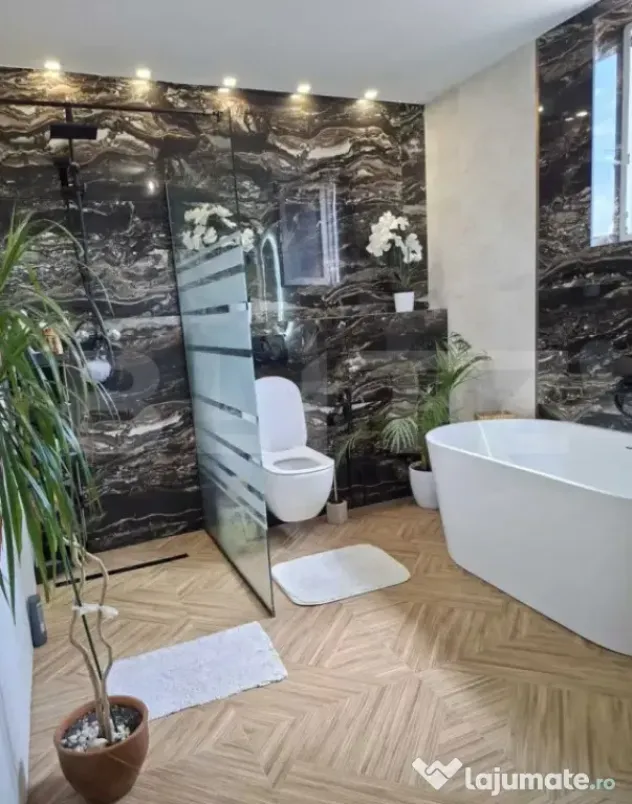 Casa de vanzare, 220 mp, zona Corunca