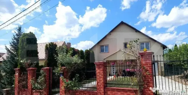 Casa de vanzare, 220 mp, zona Corunca