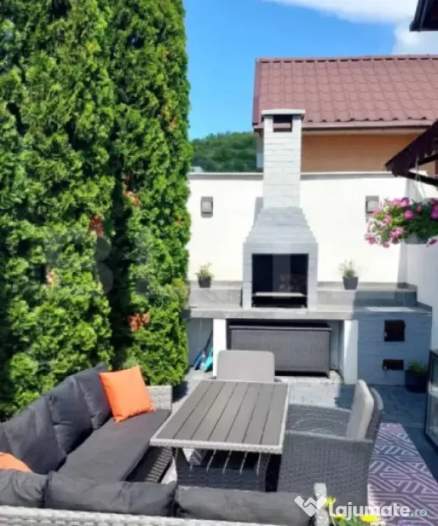 Casa de vanzare, 220 mp, zona Corunca