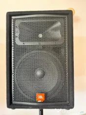 Pereche boxe JBL JRX100 – 1000W Peak, cu stative și cabluri incluse 