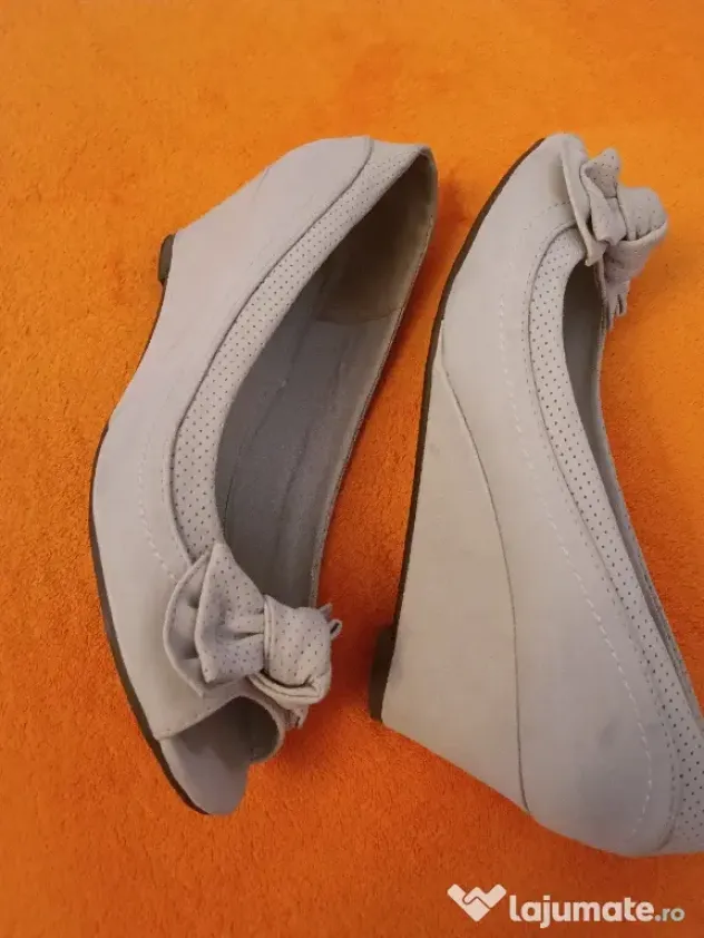 Vând pulovăr bej+pantofi bej,cu talpa ortopedica