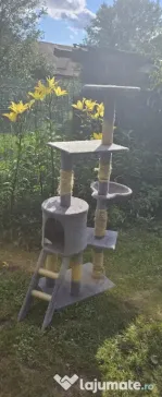 Loc de joacă pentru pisici