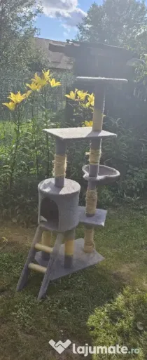Loc de joacă pentru pisici