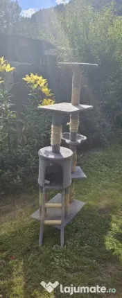 Loc de joacă pentru pisici 
