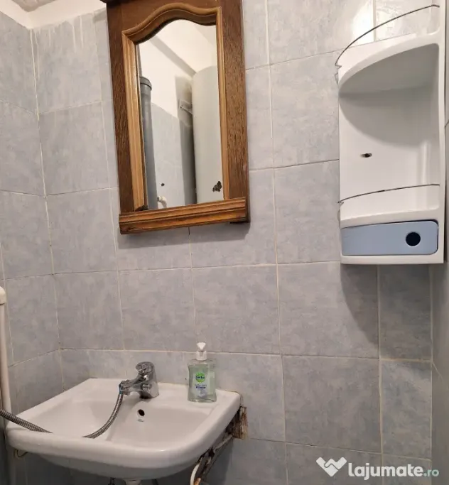 Închiriez garsoniera