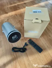 Proiector smart Android 4K transformă orice cameră într-un cinema