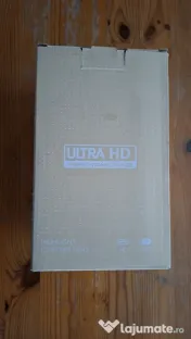 Proiector smart Android 4K transformă orice cameră într-un cinema