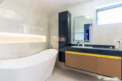Casa\Vilă 7 camere cu Piscină, Garaj Subteran, zona Balotesti