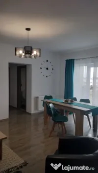 închiriez apartament trei camere